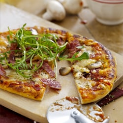 Pizza with salami, mozzarella and olives | Philips Chef Recipes