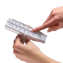 Step 4 of using and caring for a Philips PersonalBest peak flow meter