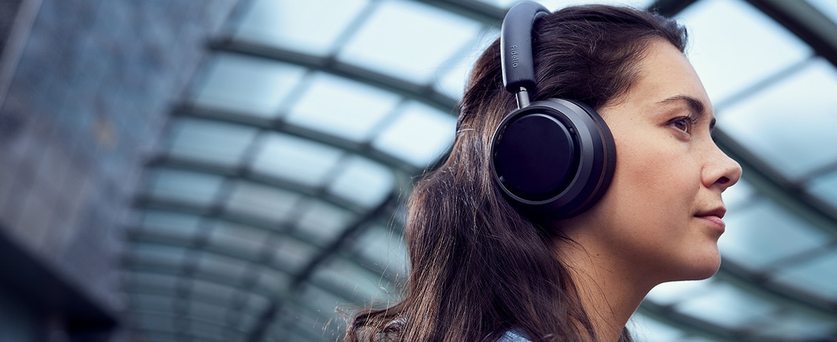 Woman enjoying music on travel using Philips L4 headphones