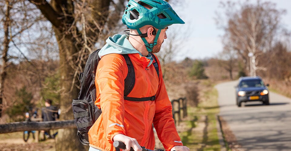 Athlete cycling using Philips headphones