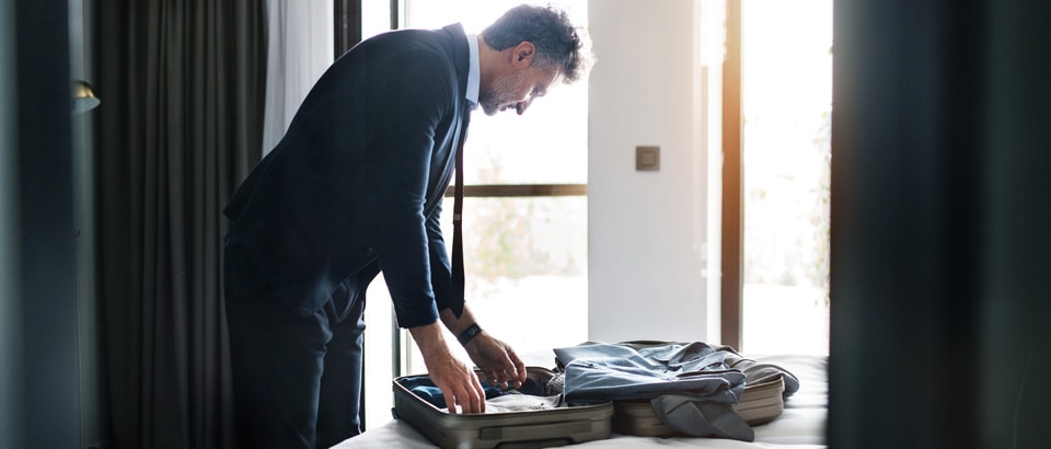 how to fold shirt for travel