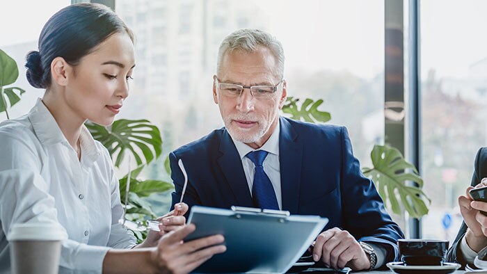 Consultant partner planning together with you